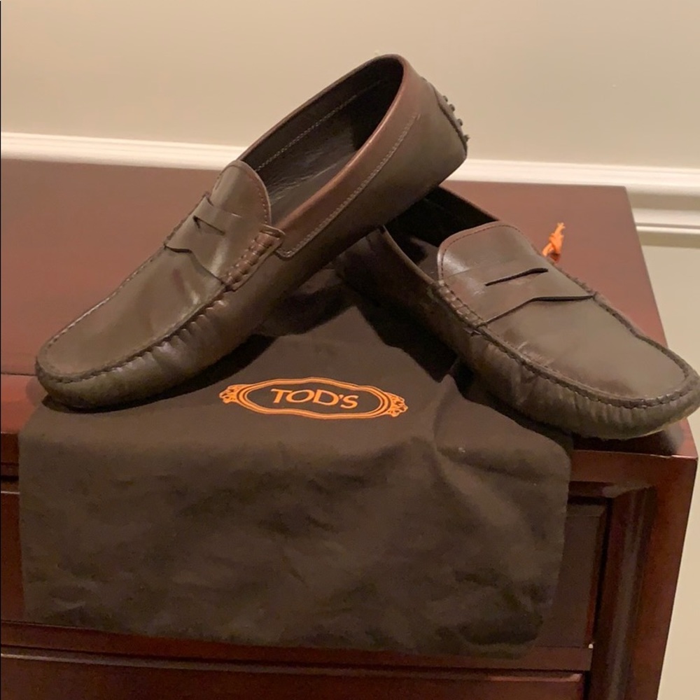 Brown leather Tod’s driving shoe